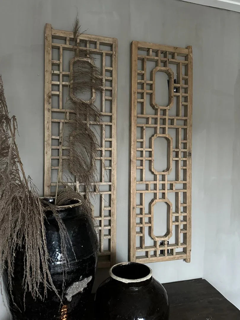 Handgemaakt houten wandpaneel en zwarte vazen in sober landelijk interieur, My Sober Home