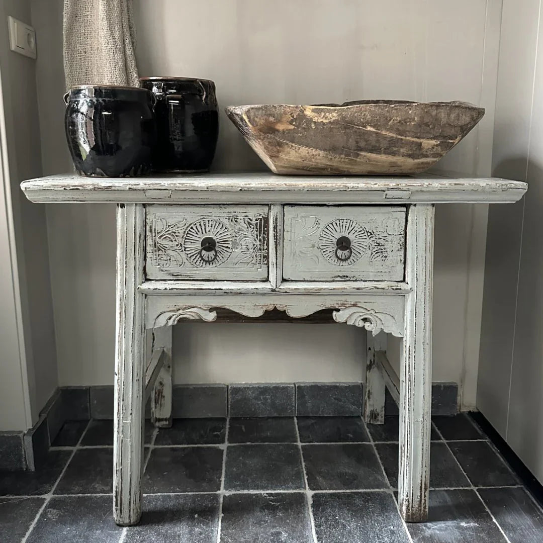 Landelijke sobere wandtafel met houtsnijwerk, zwarte potten en houten schaal, My Sober Home.