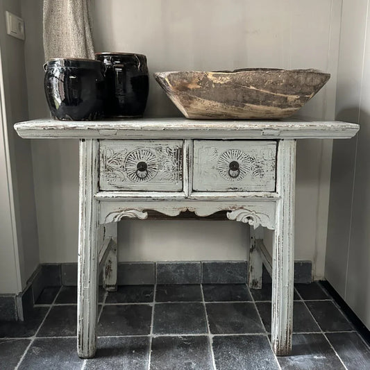 Landelijke sobere wandtafel met houtsnijwerk, zwarte potten en houten schaal, My Sober Home.