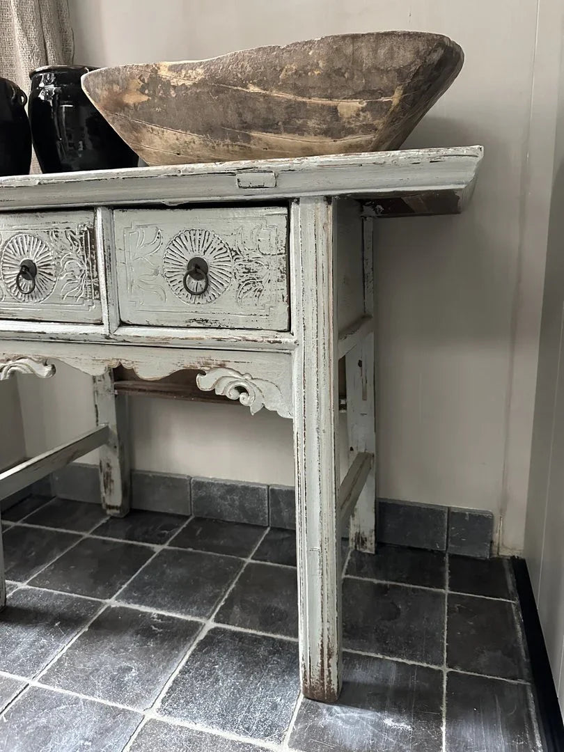 Handgemaakte houten wandtafel met lade en accessoires in sober, landelijk interieur