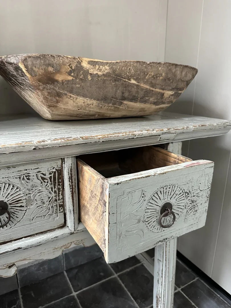 Handgemaakte landelijke wandtafel met lade en houten schaal, sober interieuraccessoire