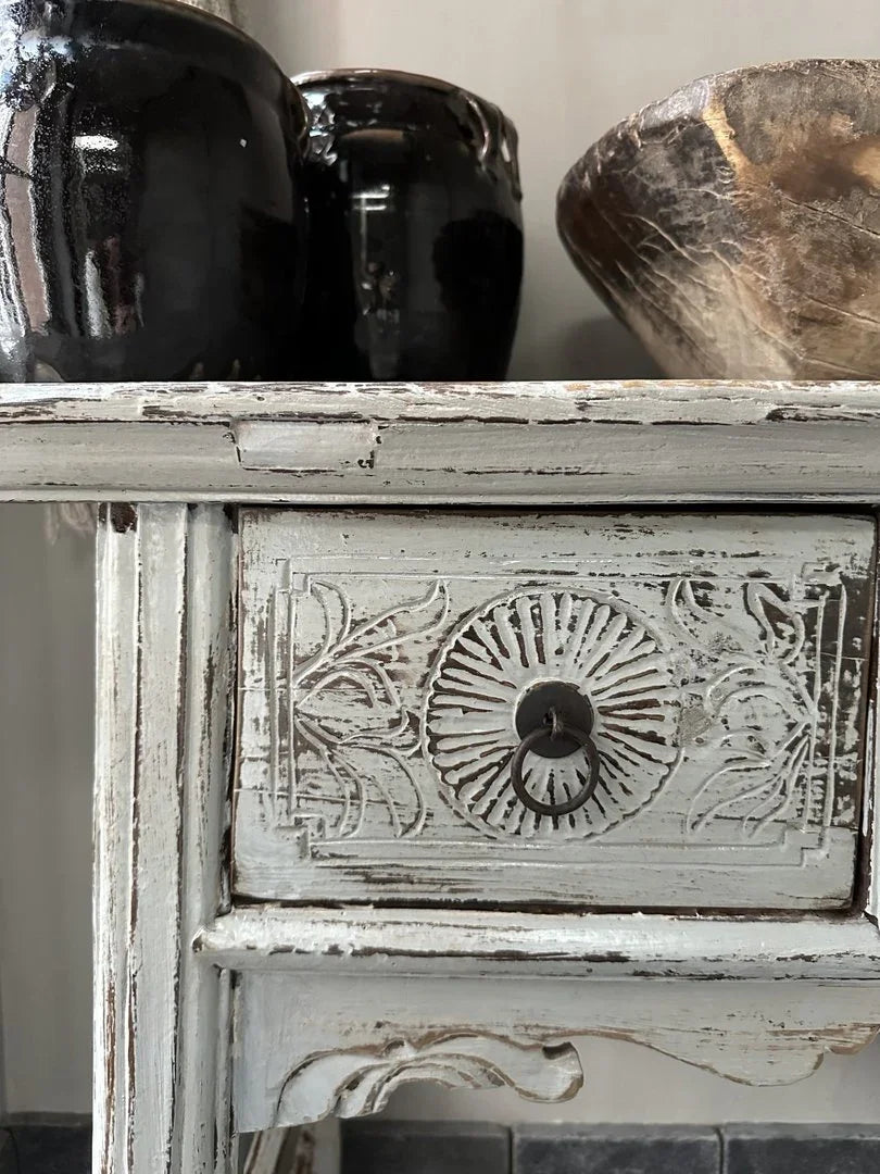 Authentieke landelijke wandtafel met sierlijke lade, houten schaal en zwarte kruiken, My Sober Home