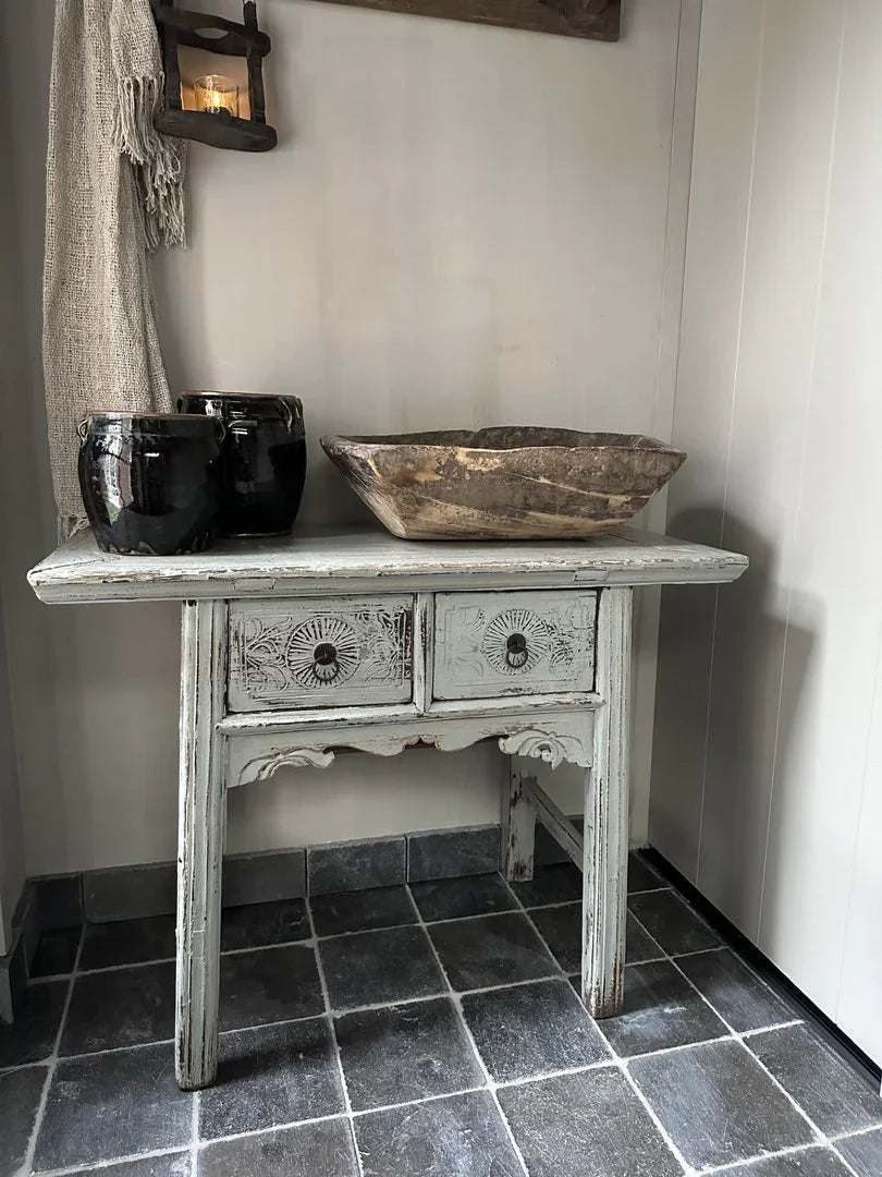 Landelijke wandtafel met houten schaal en keramische potten, sober interieurdecor My Sober Home