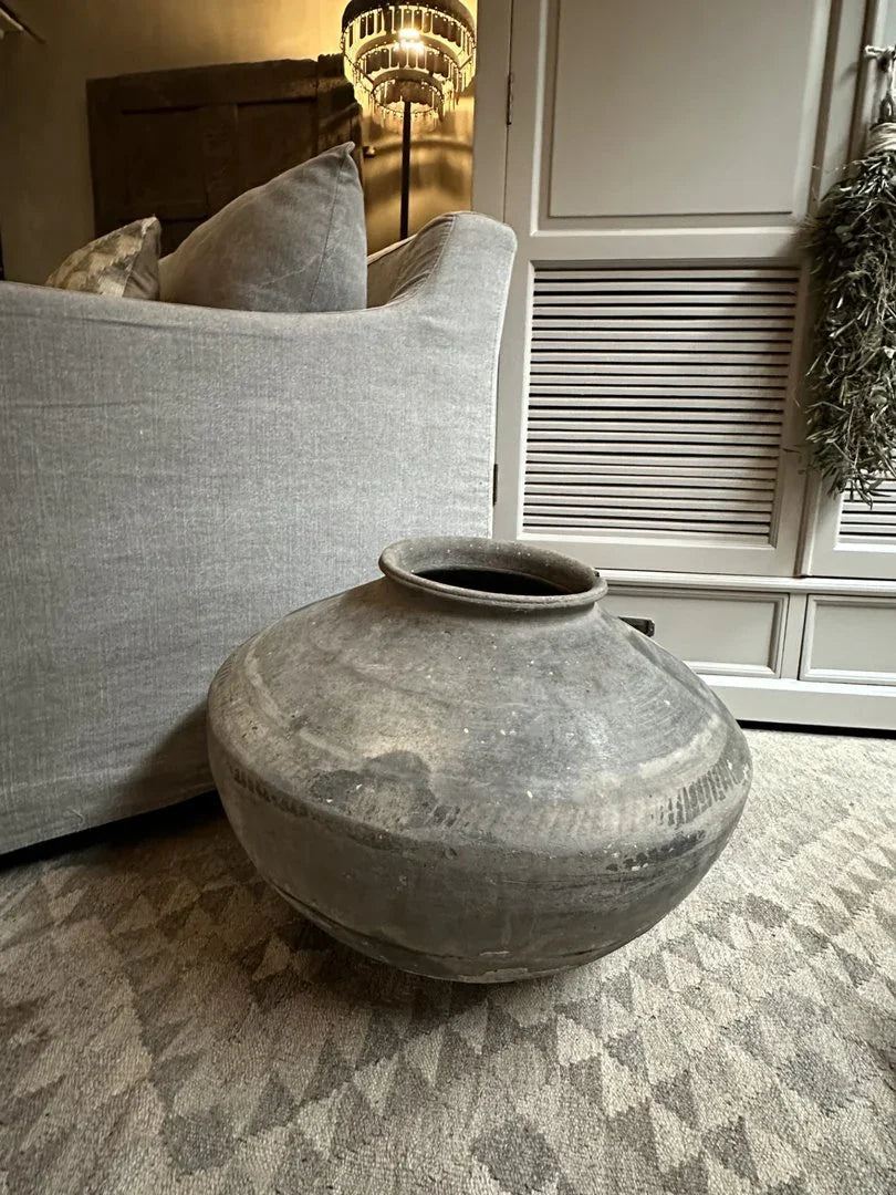 Authentieke grijze Wankelpot, handgemaakt woonaccessoire in sober landelijk interieur
