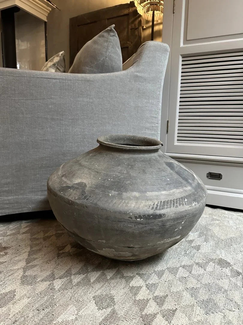 Grote, handgemaakte grijze Wankelpot op tapijt in sober, landelijk interieur bij My Sober Home