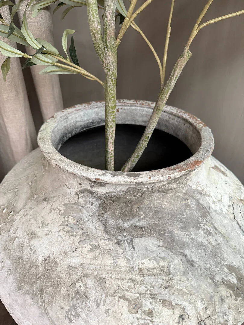 Handgemaakte sobere waterkruik met takken, landelijk woonaccessoire uit India