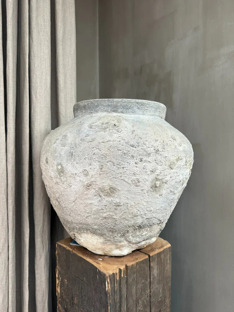 Authentieke, handgemaakte waterkruik met verweerde uitstraling op houten sokkel, My Sober Home