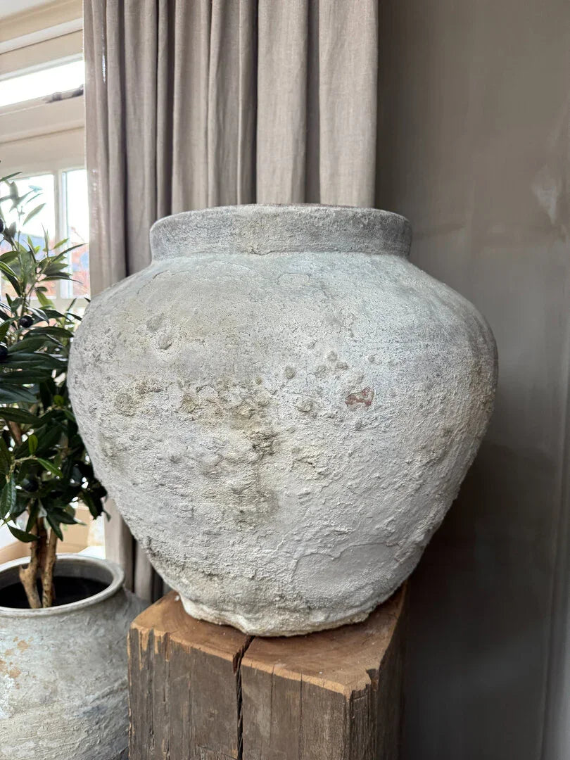 Grote handgemaakte waterkruik van steen met verweerde look, landelijk sober interieurdecor