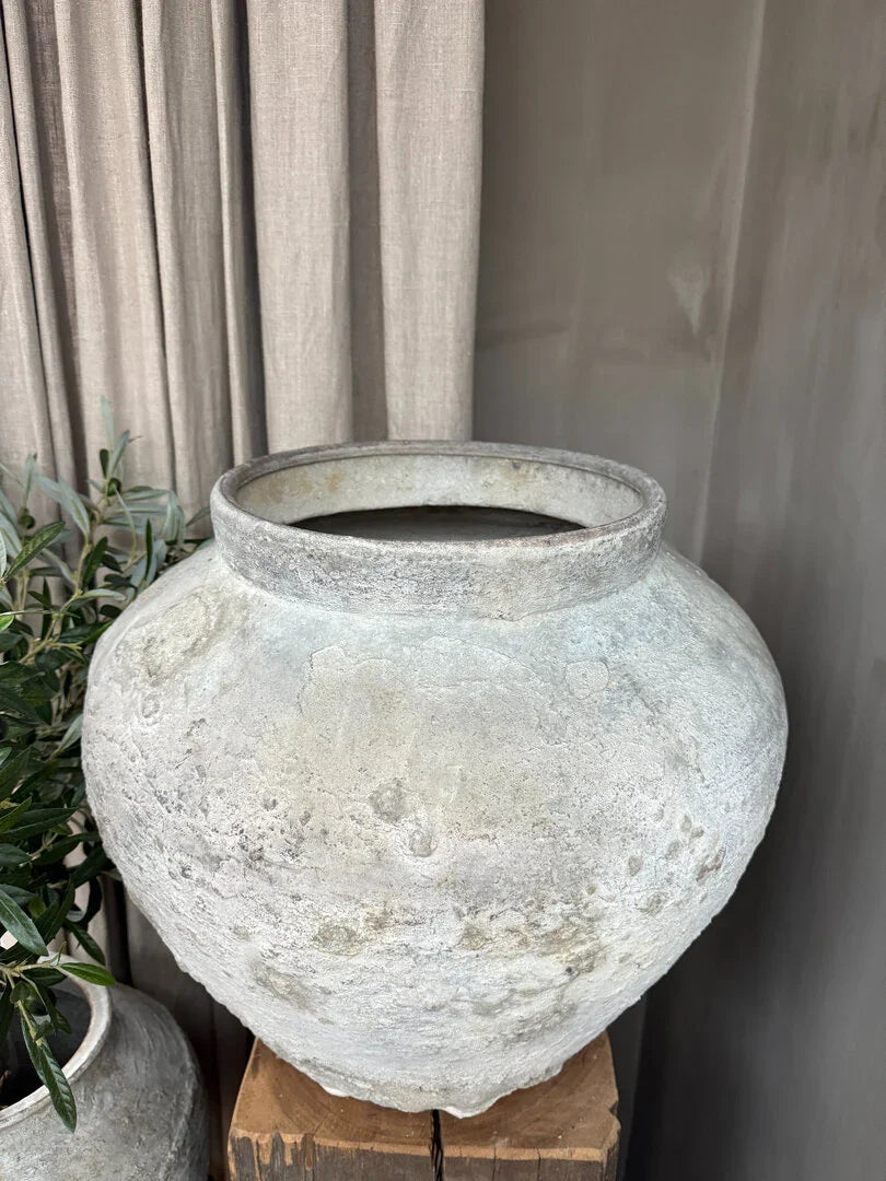 Authentieke handgemaakte waterkruik met robuuste, landelijke uitstraling op houten blok