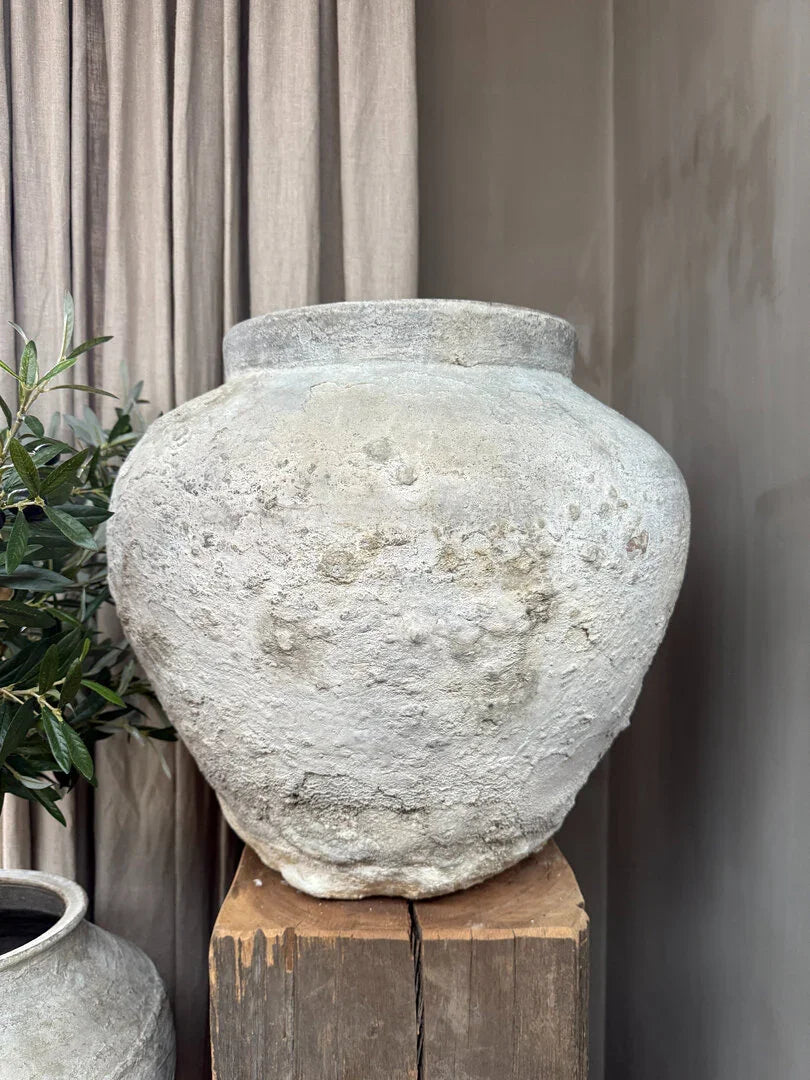 Authentieke, handgemaakte waterkruik van steen op houten sokkel, landelijk en sober interieur