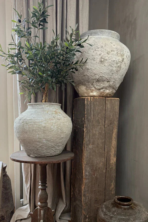 Handgemaakte waterkruiken op houten tafels, landelijke decoratie My Sober Home