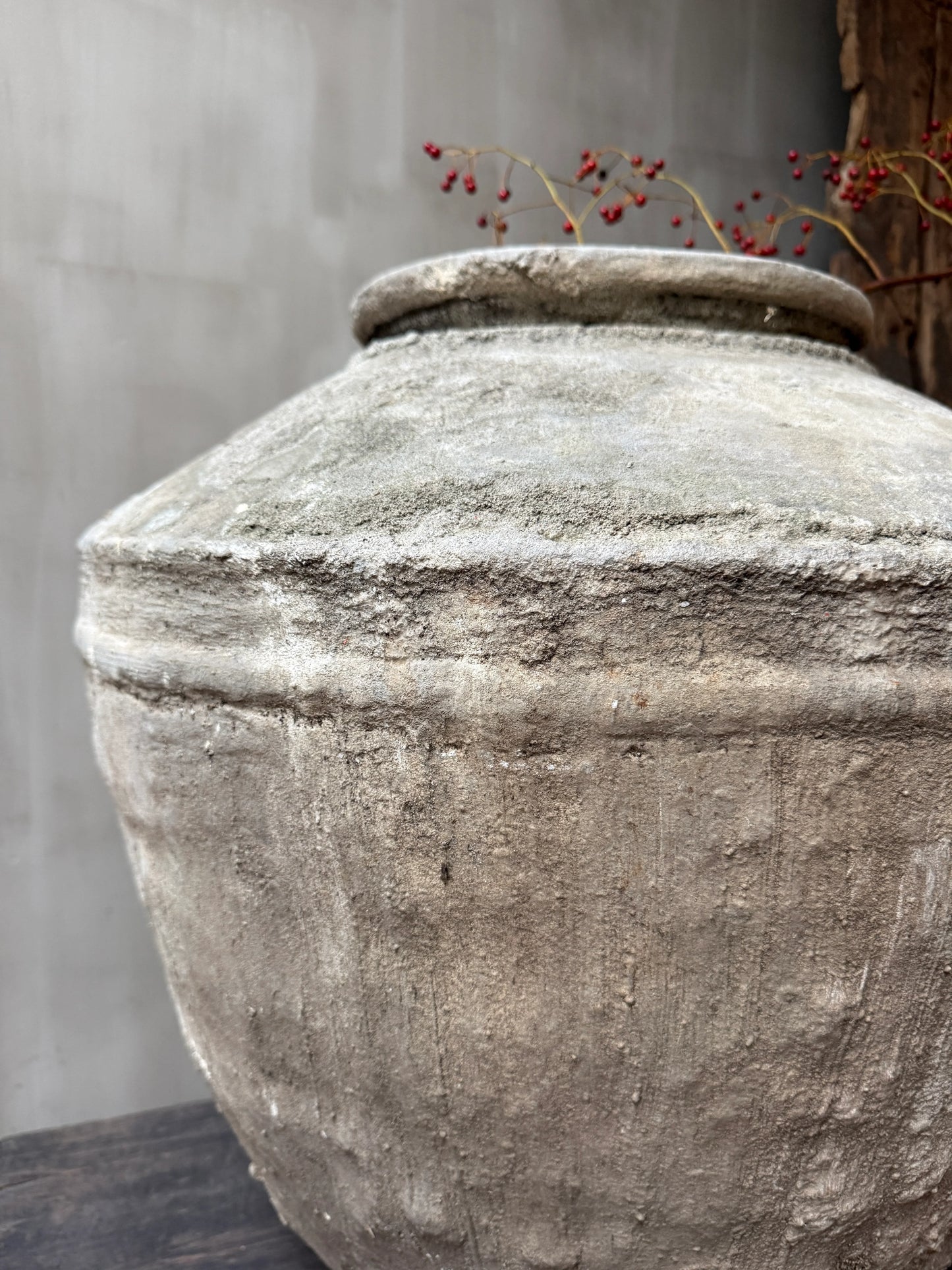 Handgemaakte, authentieke waterpot met sobere, landelijke uitstraling bij My Sober Home