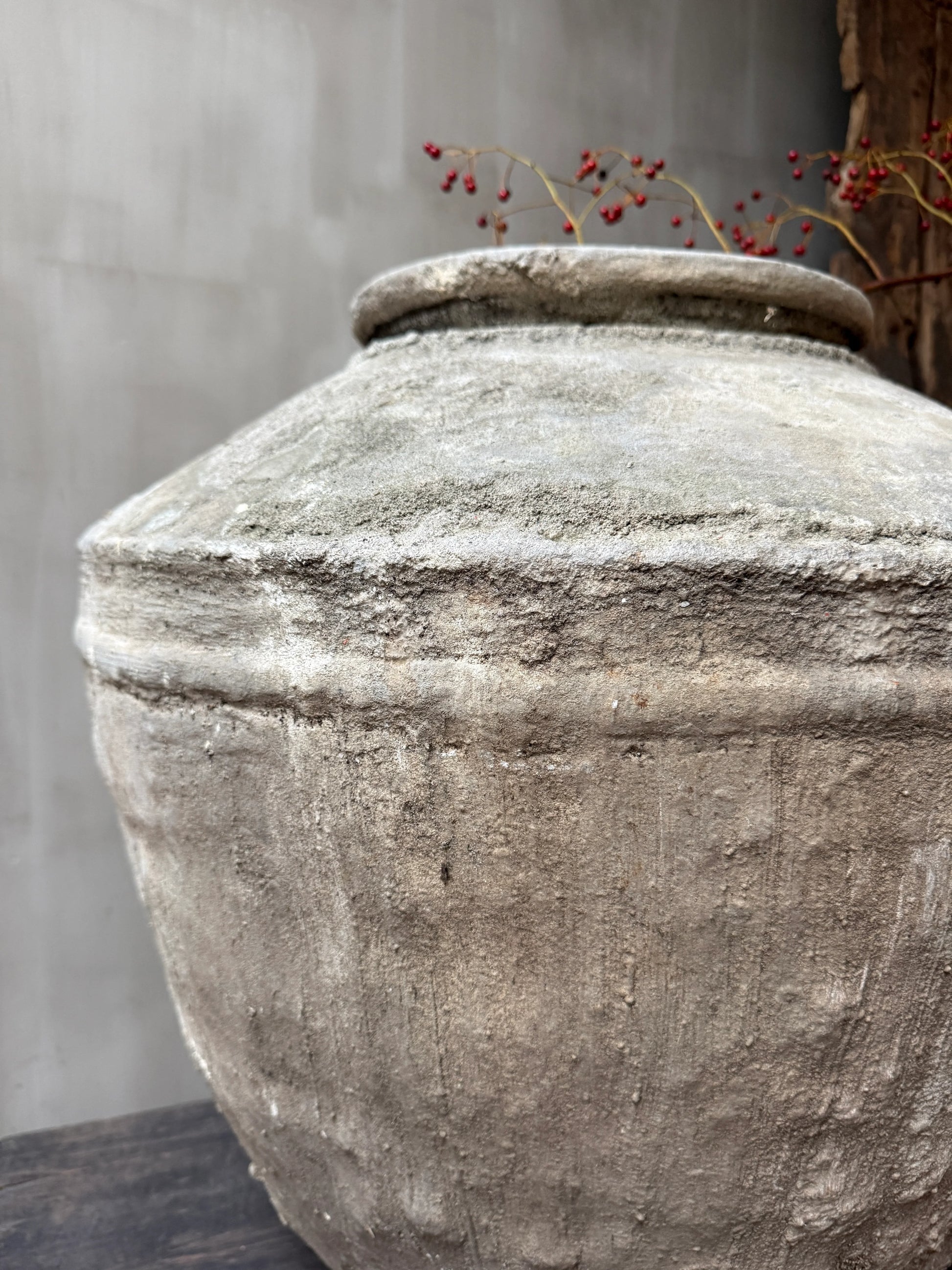 Handgemaakte, authentieke waterpot met sobere, landelijke uitstraling bij My Sober Home