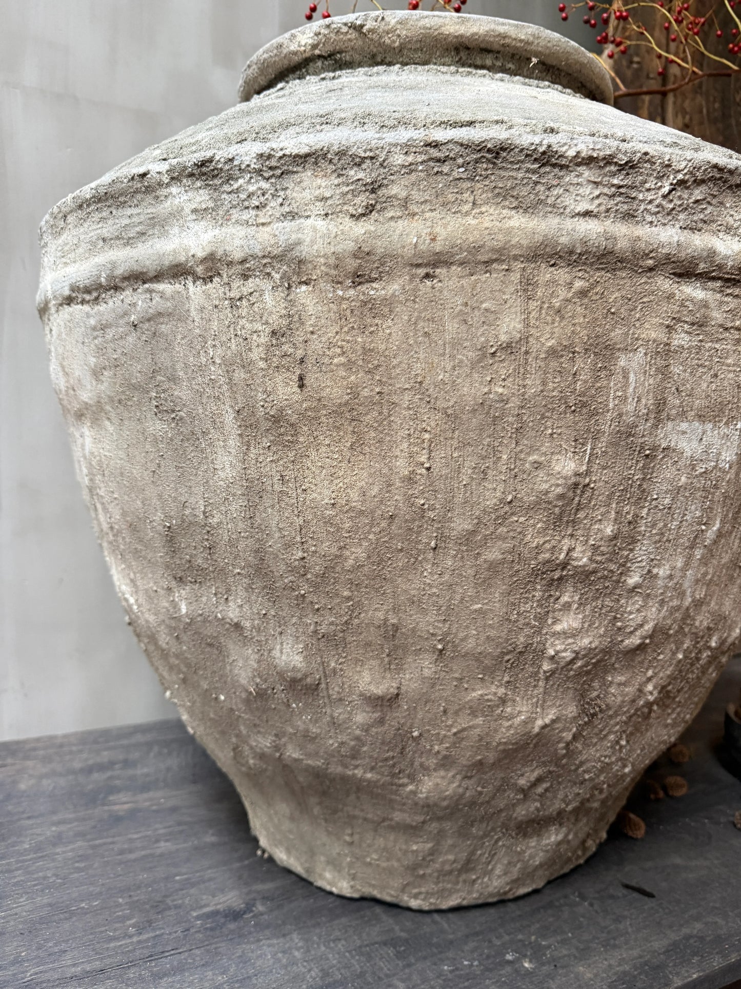 Handgemaakt sobere waterpot van aardewerk, landelijke accessoire uit India op houten tafel