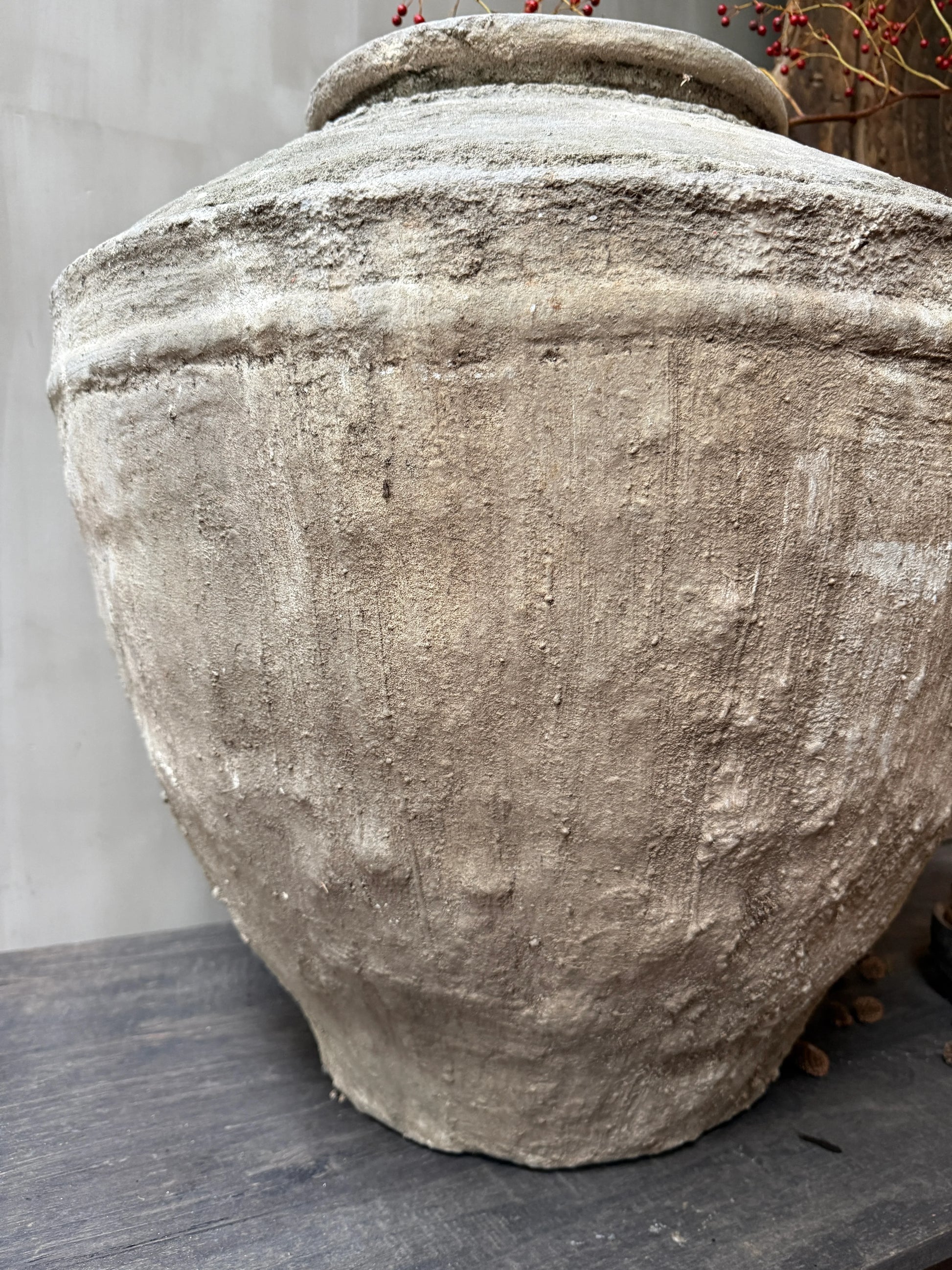 Handgemaakt sobere waterpot van aardewerk, landelijke accessoire uit India op houten tafel