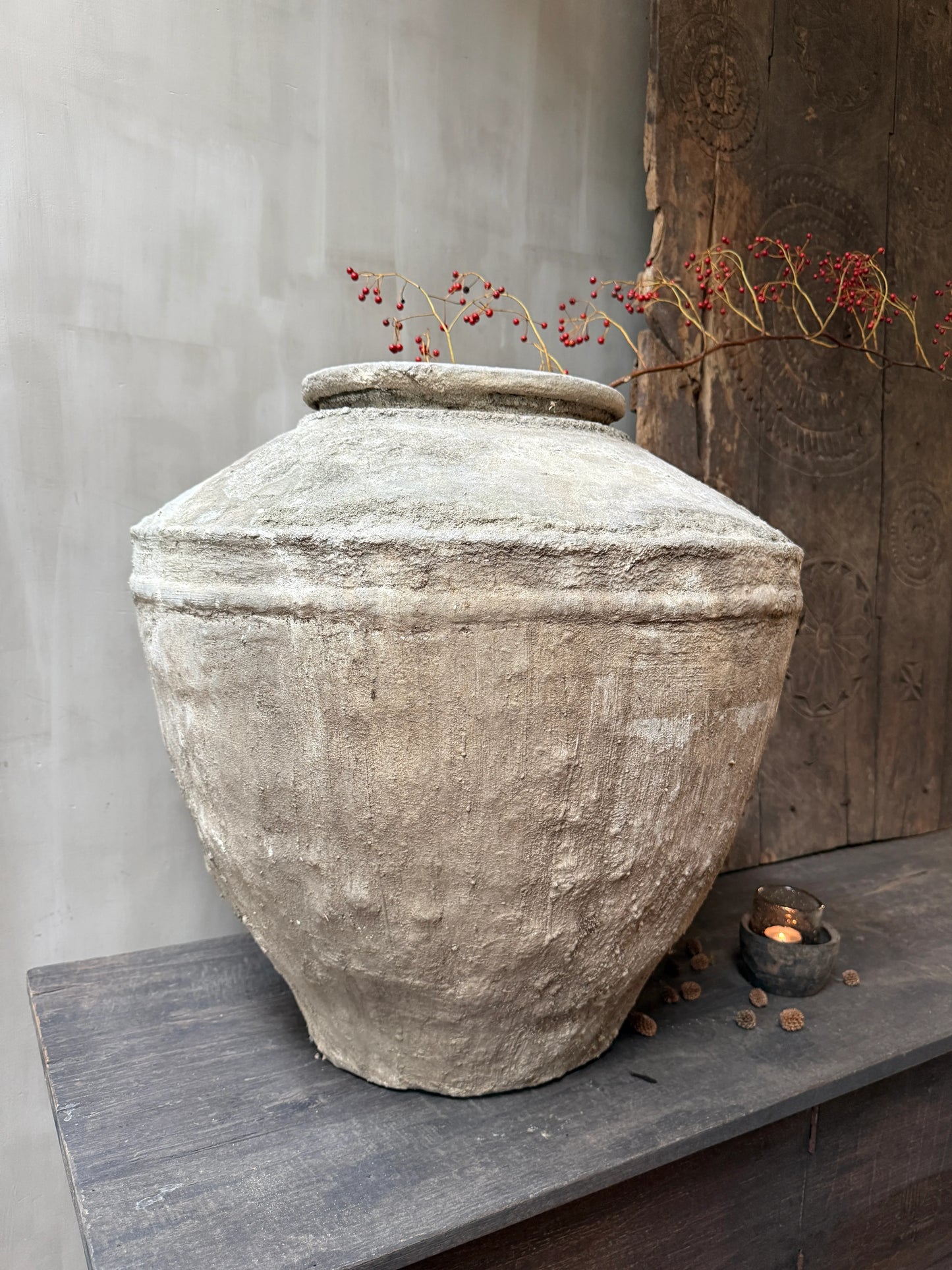 Handgemaakte sobere waterpot met decoratieve tak, landelijke woonaccessoire My Sober Home