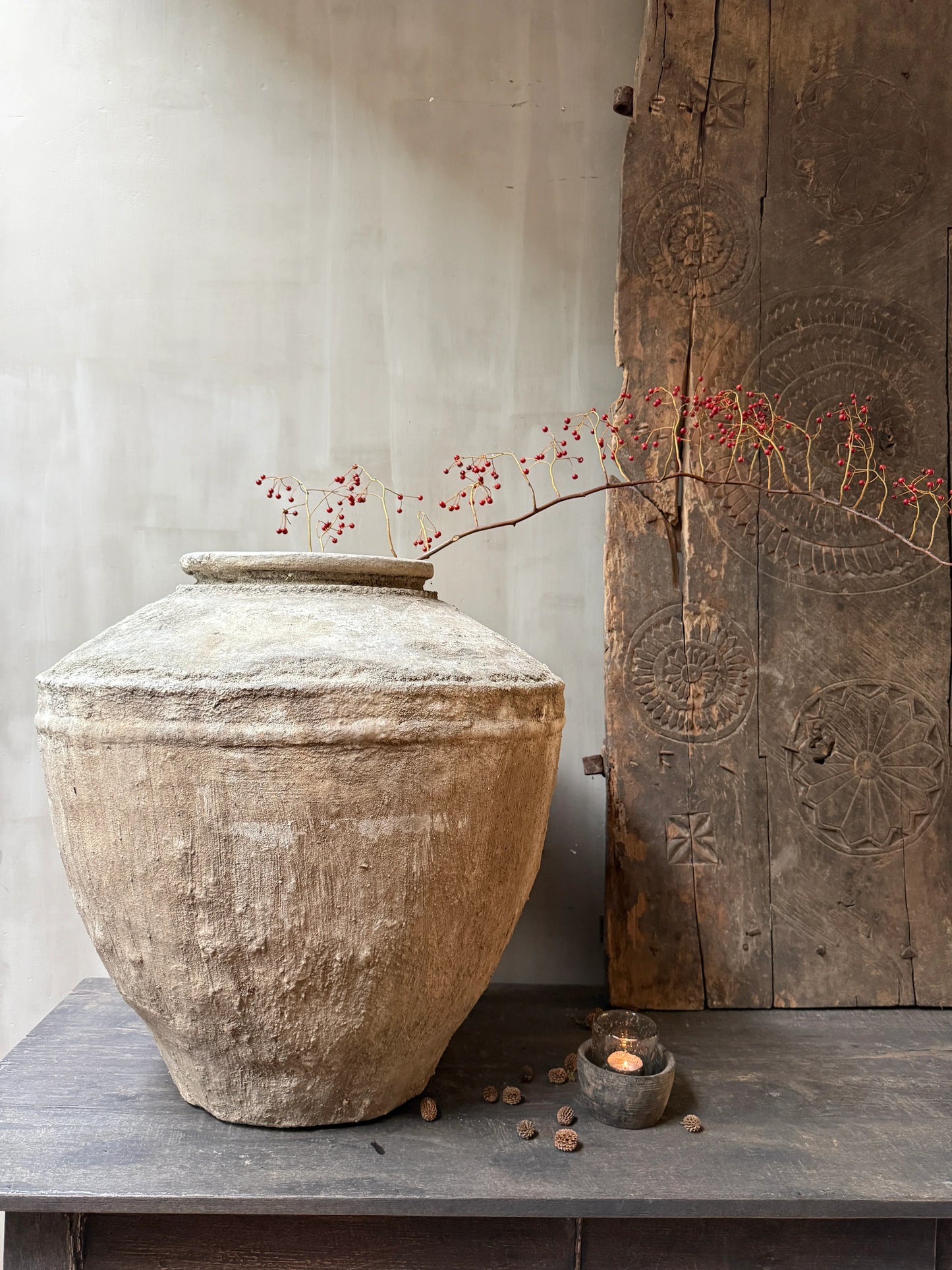 Authentieke handgemaakte waterpot met tak en kaars, landelijke sobere woonaccessoire