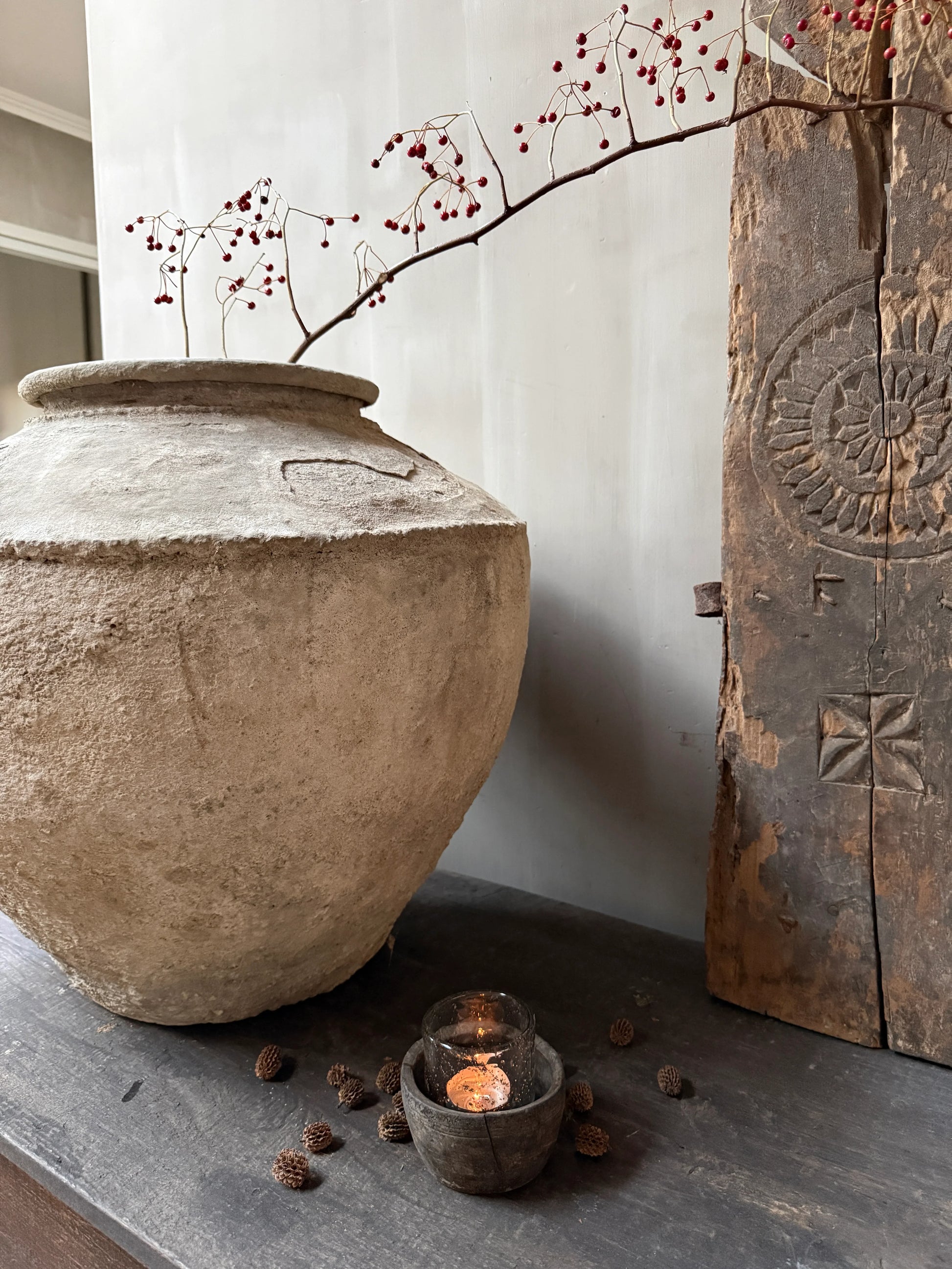 Handgemaakte waterpot met takken, landelijke woondecoratie bij My Sober Home