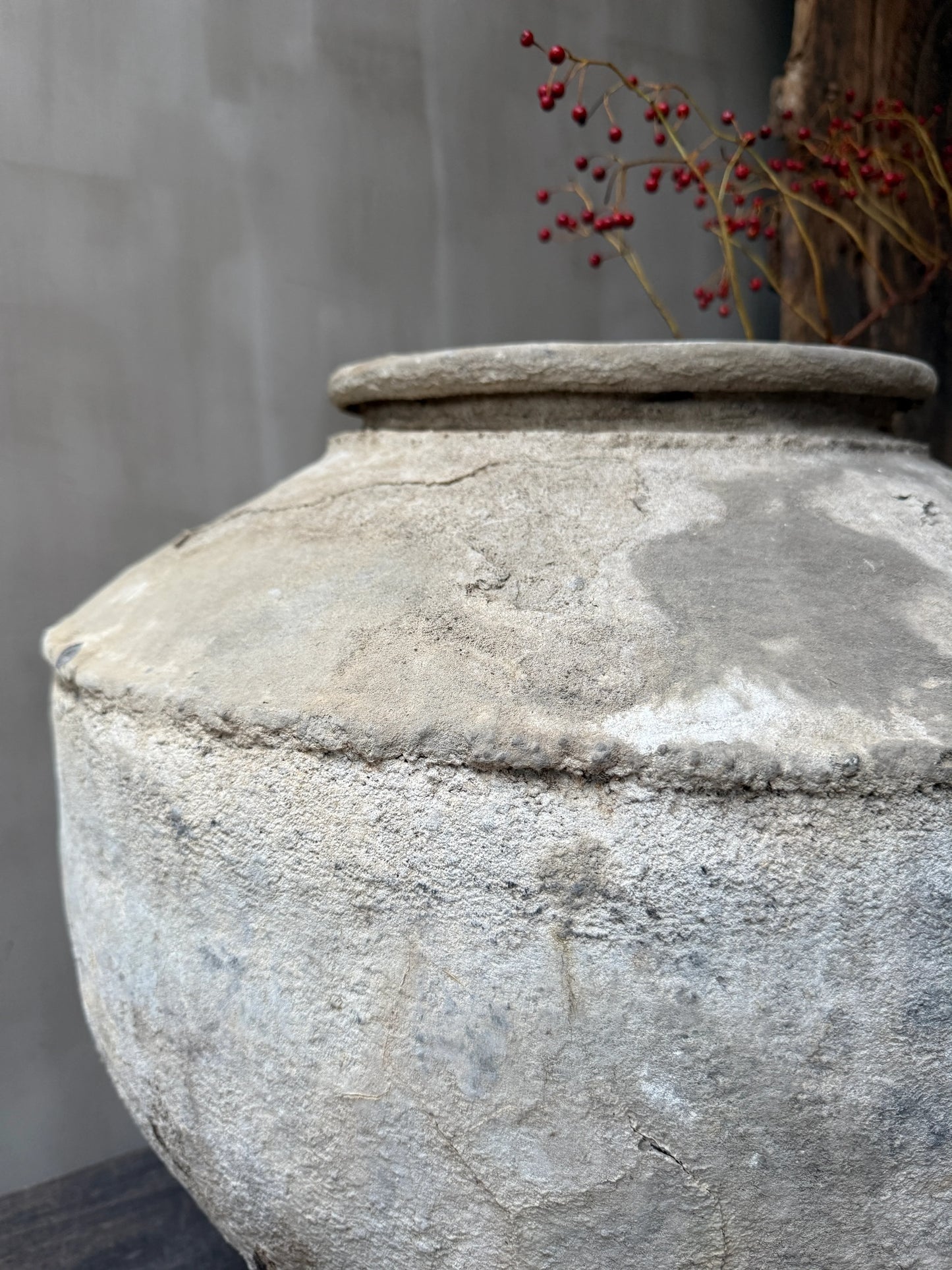 Authentieke, handgemaakte waterpot van aardewerk met ruwe structuur, landelijk en sober interieuraccessoire, My Sober Home.