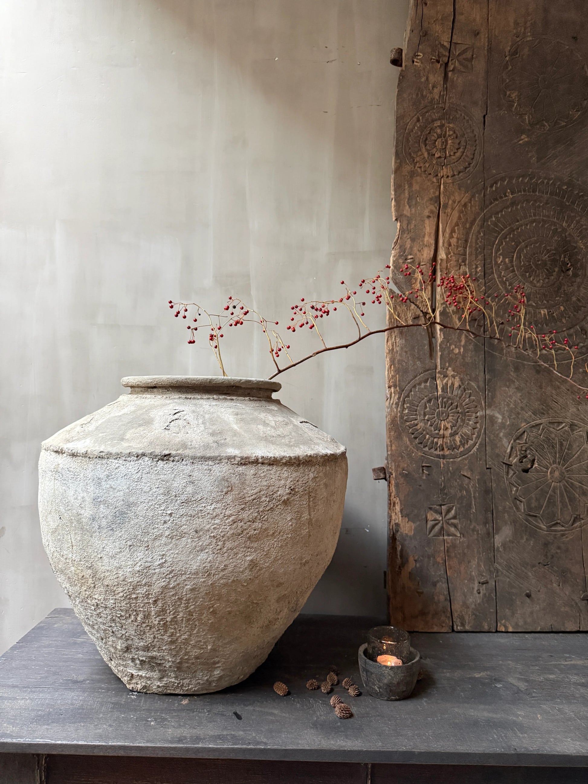 Authentieke handgemaakte waterpot met takje en kaarsje, landelijk sober interieur My Sober Home