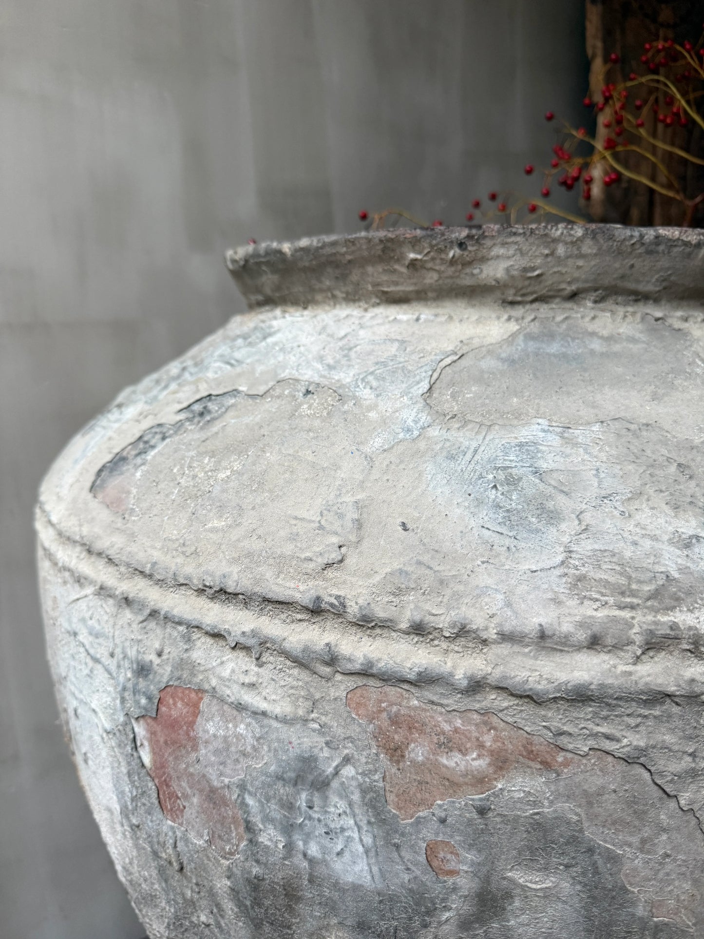 Detail van een grote, verweerde, handgemaakte waterpot van aardewerk met rustieke textuur, My Sober Home woonaccessoires.