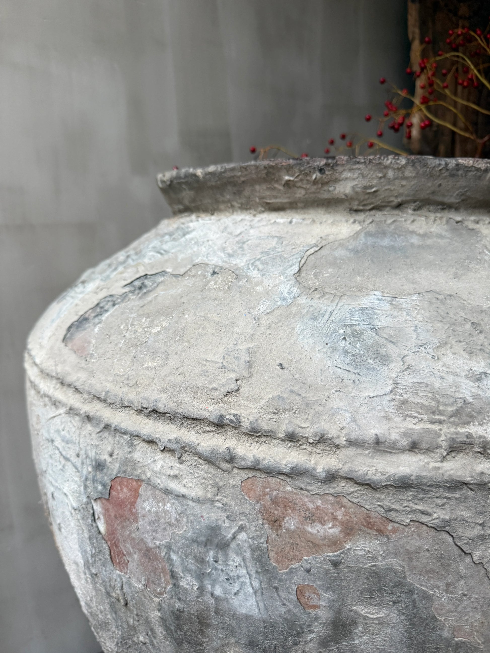 Detail van een grote, verweerde, handgemaakte waterpot van aardewerk met rustieke textuur, My Sober Home woonaccessoires.