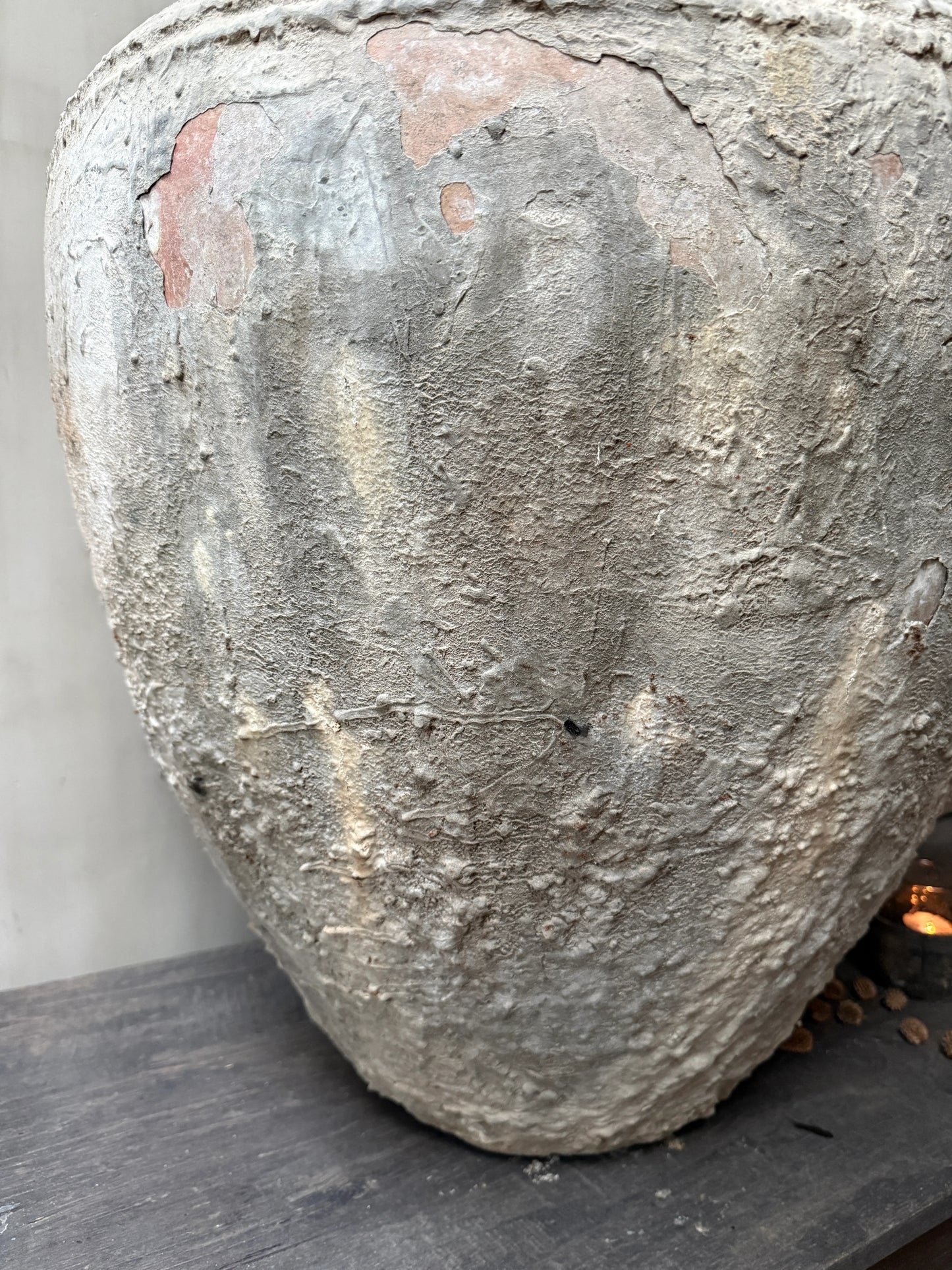 Grote handgemaakte waterpot met verweerde textuur, landelijke woonaccessoire, My Sober Home