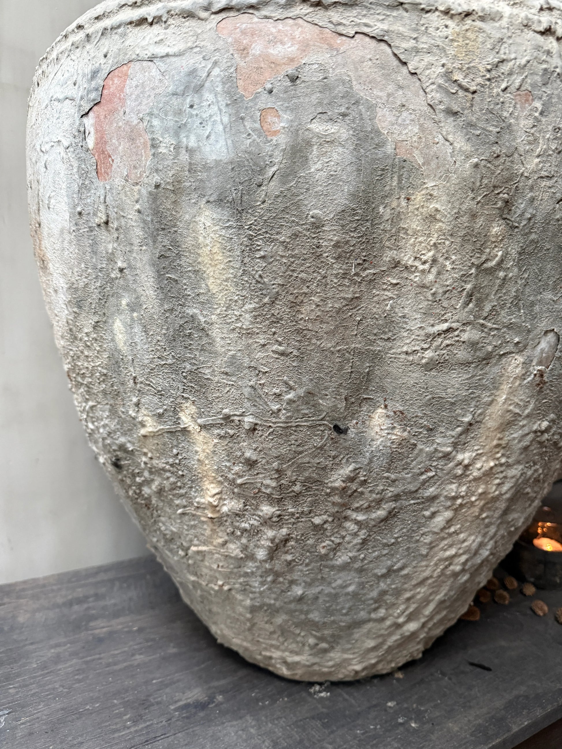 Grote handgemaakte waterpot met verweerde textuur, landelijke woonaccessoire, My Sober Home