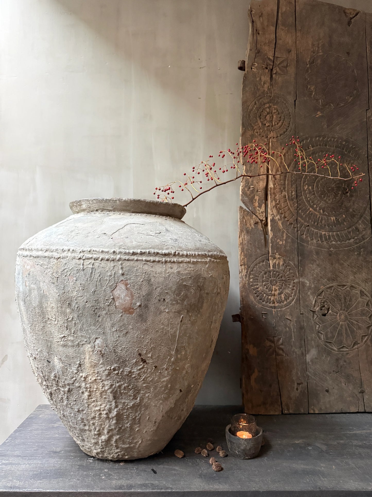 Authentieke handgemaakte waterpot uit India met tak, landelijke en sobere woondecoratie