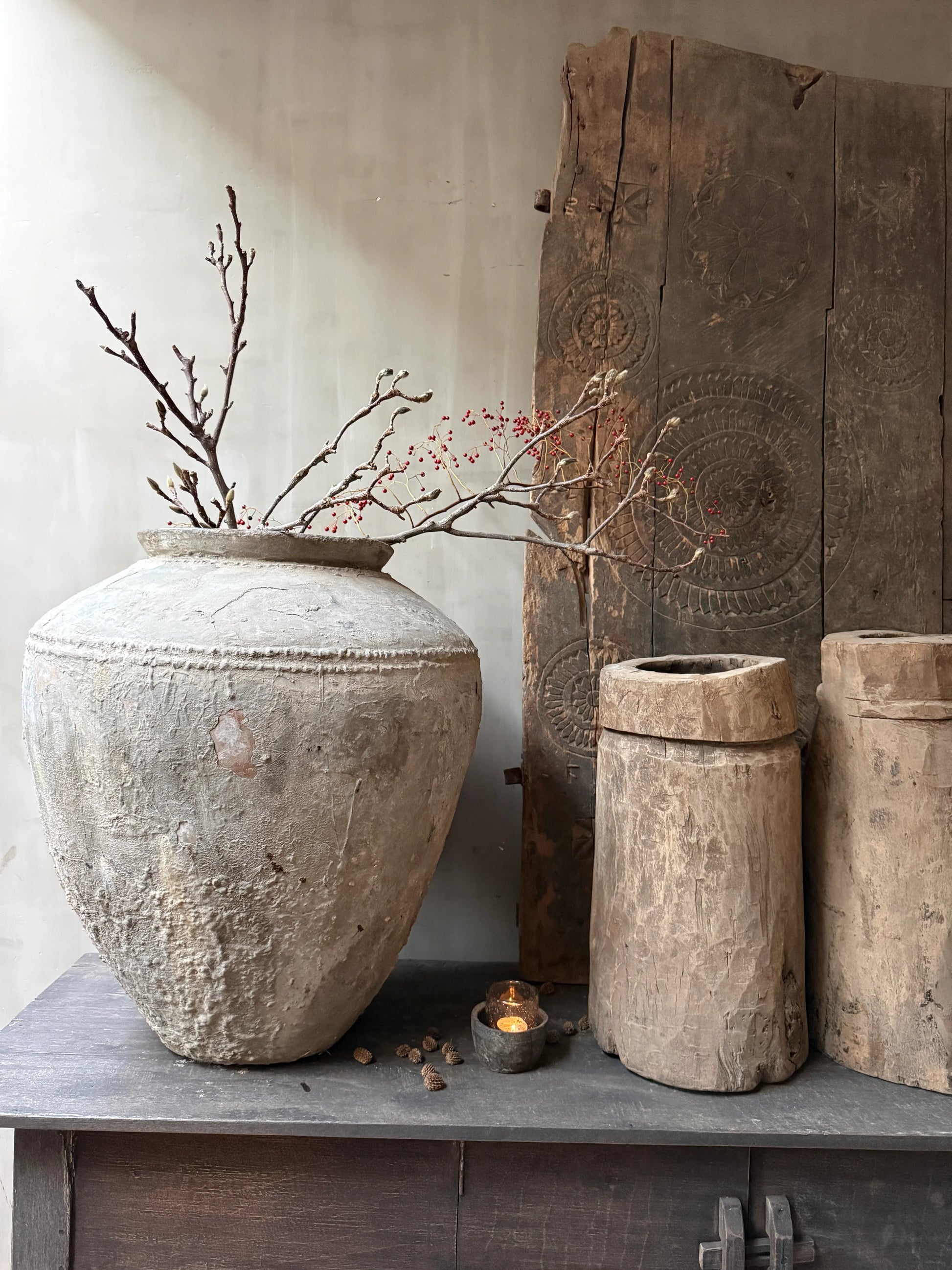 Authentieke, handgemaakte waterpot en houten decoratie op sober dressoir, My Sober Home