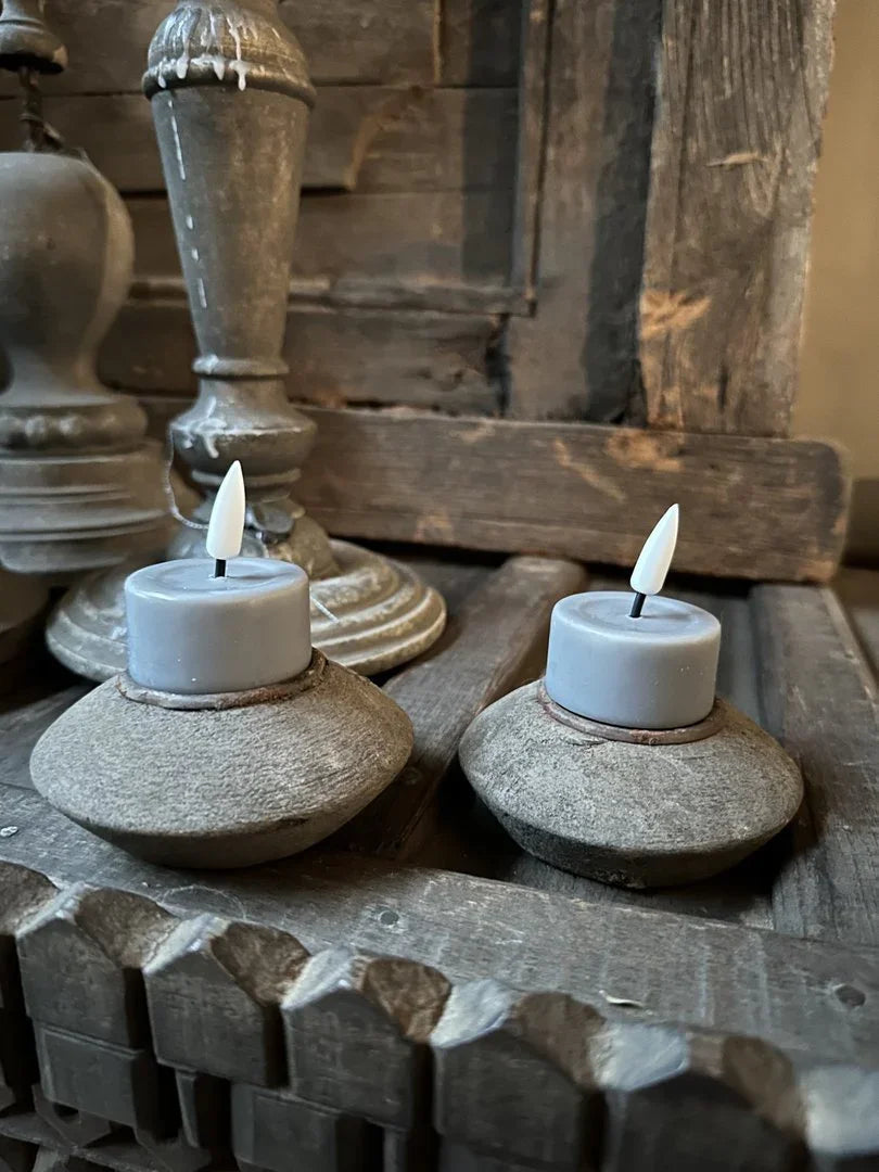 Grijze waxinelichtjes op rustiek houten tray, landelijk en sober woonaccessoire My Sober Home