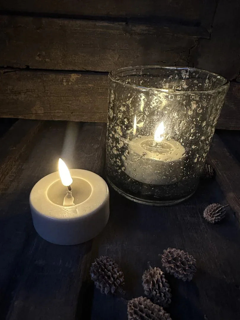 Sfeervolle waxinelichtjes en glas op houten tafel, landelijke woonaccessoires My Sober Home