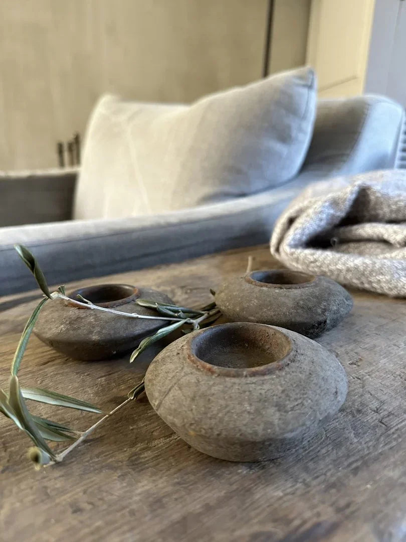 Handgemaakte, landelijke stenen waxinelichthouders op houten tafel bij My Sober Home