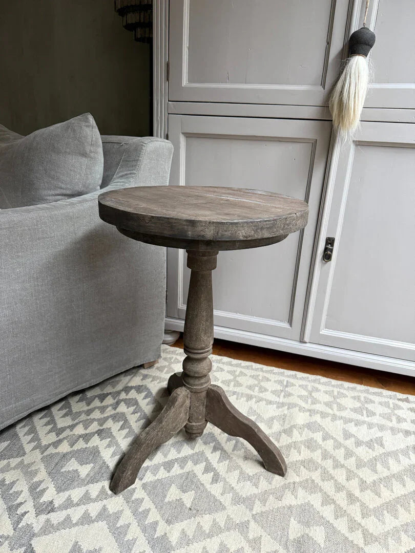 Authentieke handgemaakte wijntafel van hout in een sober, landelijk interieur, My Sober Home