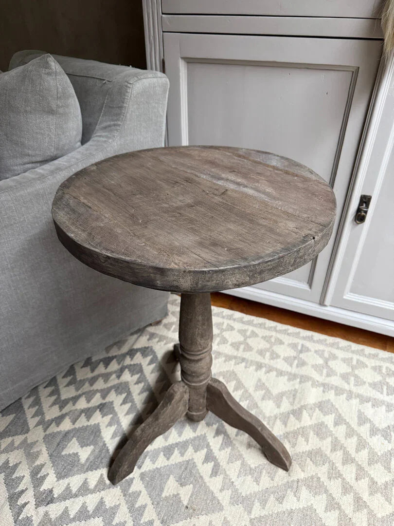 Authentieke houten wijntafel op landelijke vloerkleed bij My Sober Home, sober interieur