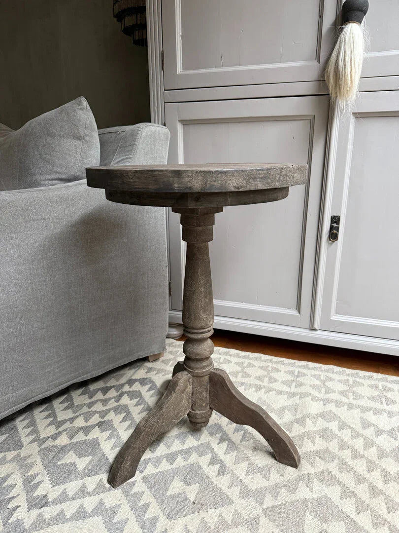 Handgemaakte houten wijntafel in landelijke, sobere stijl in woonkamer op licht vloerkleed