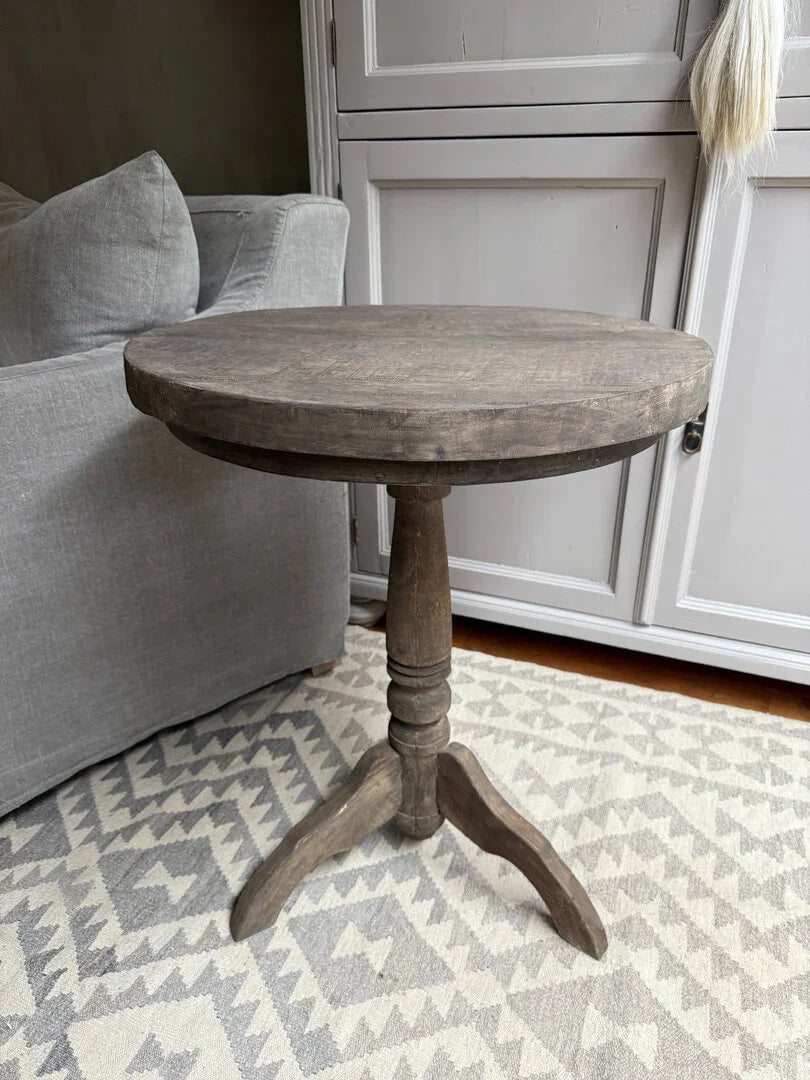 Authentieke houten wijntafel op grijs vloerkleed, sober landelijk interieur My Sober Home