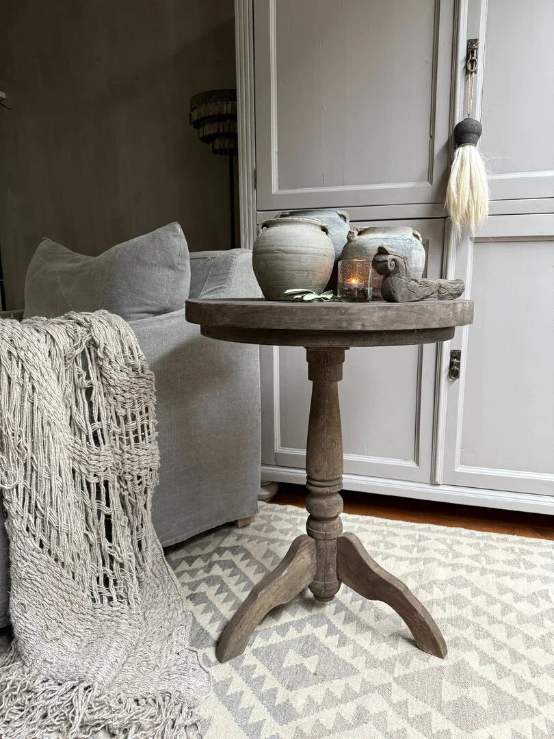 Houten wijntafel met keramieken potten en kaars, landelijk sober interieur My Sober Home