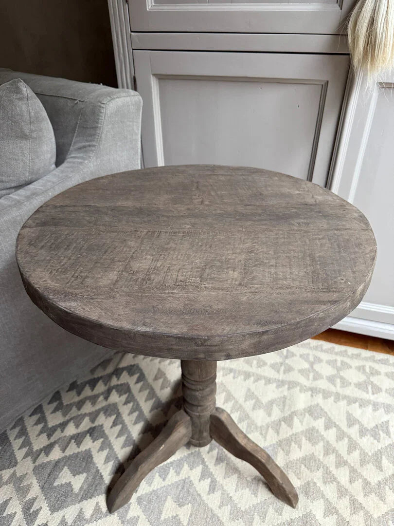 Authentieke ronde houten wijntafel op oosters vloerkleed, landelijk interieur, My Sober Home