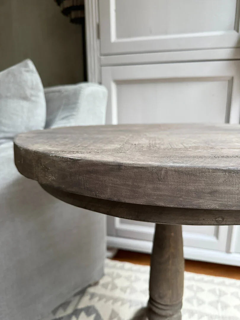 Houten wijntafel in landelijke stijl bij lichtgrijze bank in sober interieur My Sober Home