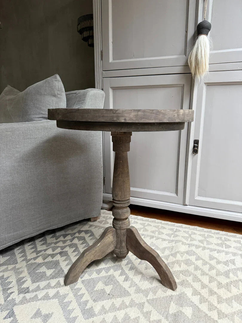 Authentieke houten wijntafel in sober landelijk interieur bij My Sober Home