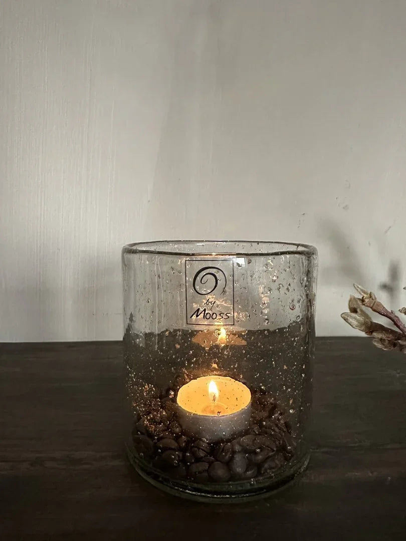 Handgemaakt windlicht van glas met theelicht en stenen, landelijke woondecoratie