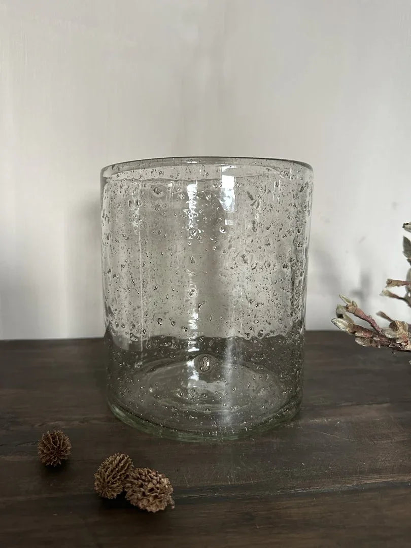 Handgemaakt windlicht van bubbeltjesglas op houten tafel, landelijke woonaccessoire My Sober Home