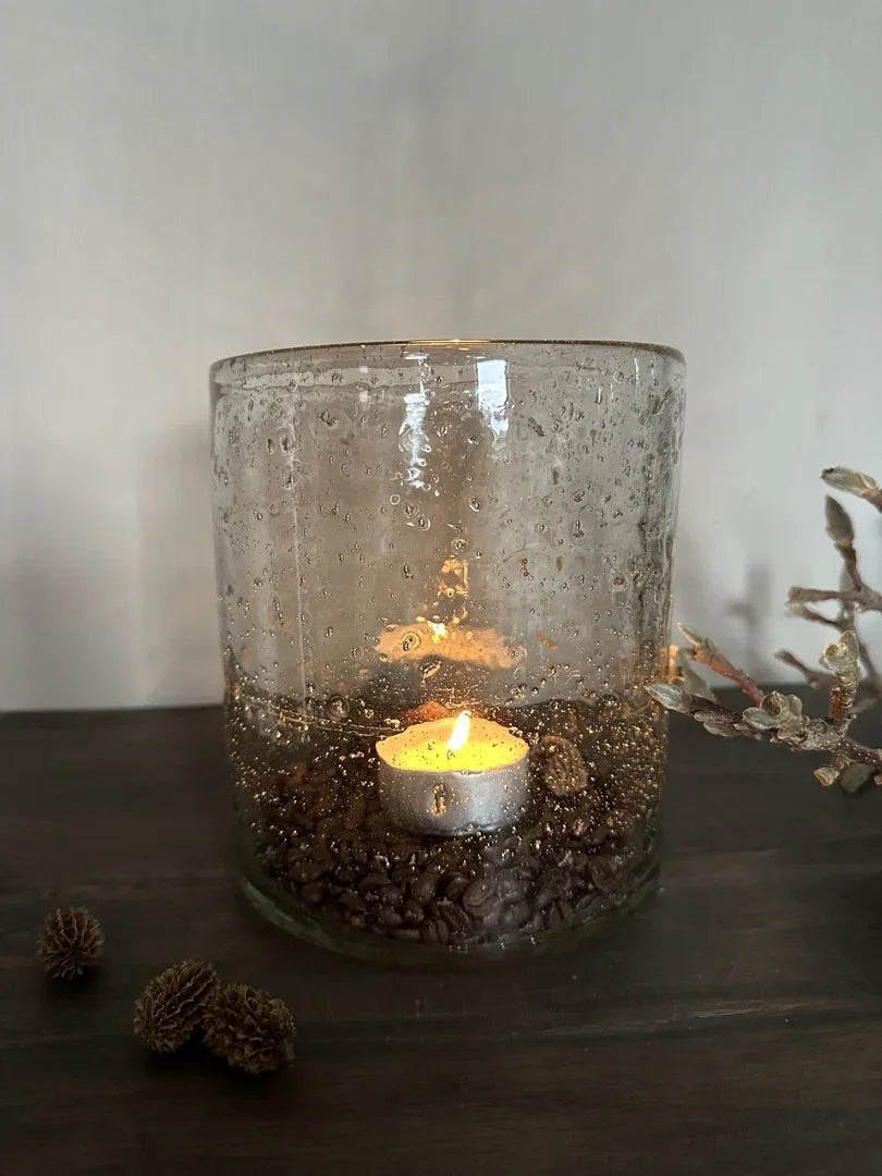 Handgemaakt windlicht glas met bubbels, waxinelichtje en decoratie op houten tafel, My Sober Home