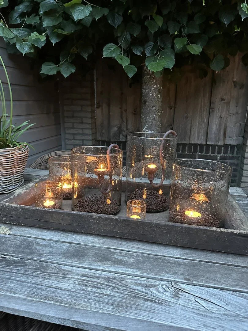 Windlichten met kaarsen op houten dienblad, sfeervol landelijk en sober interieur accessoire.