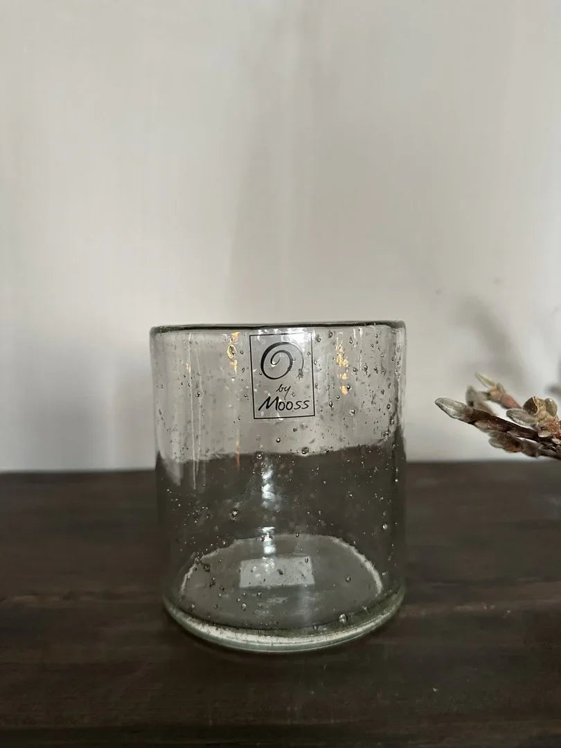 Handgemaakt windlicht van bubbeltjesglas op houten tafel, landelijke woondecoratie My Sober Home