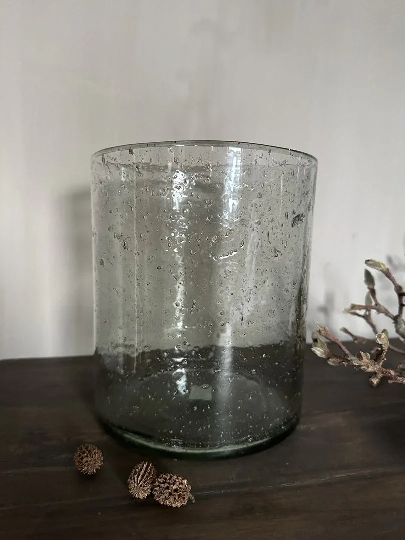 Handgemaakt windlicht steenslagglas op houten tafel, landelijke woonaccessoire My Sober Home