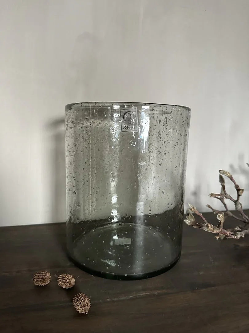 Handgemaakt windlicht van bubbeltjesglas op houten tafel, landelijk My Sober Home woonaccessoire.