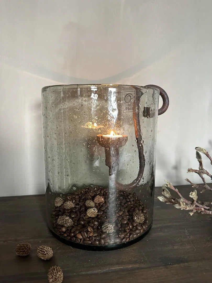 Windlicht van handgemaakt glas met steenslag, koffiebonen en decoratie, sfeervolle landelijke woonaccessoire.