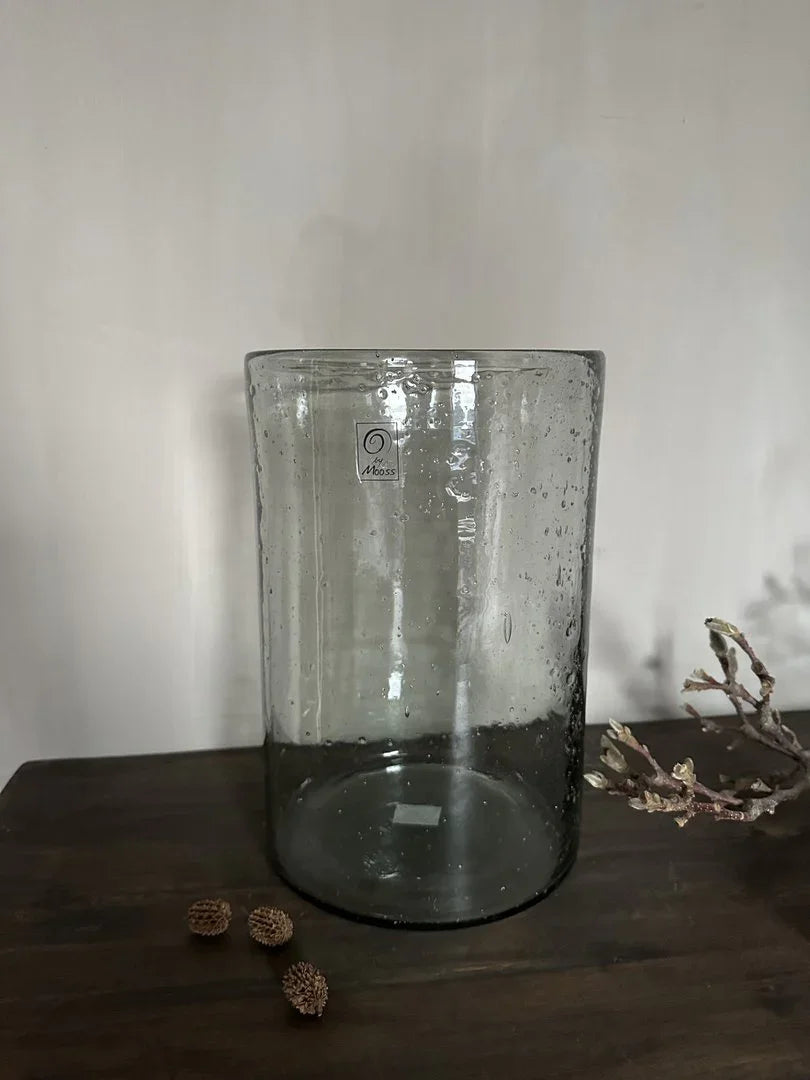 Handgemaakt windlicht steenslagglas 20x30 cm op houten tafel, sober landelijk interieur